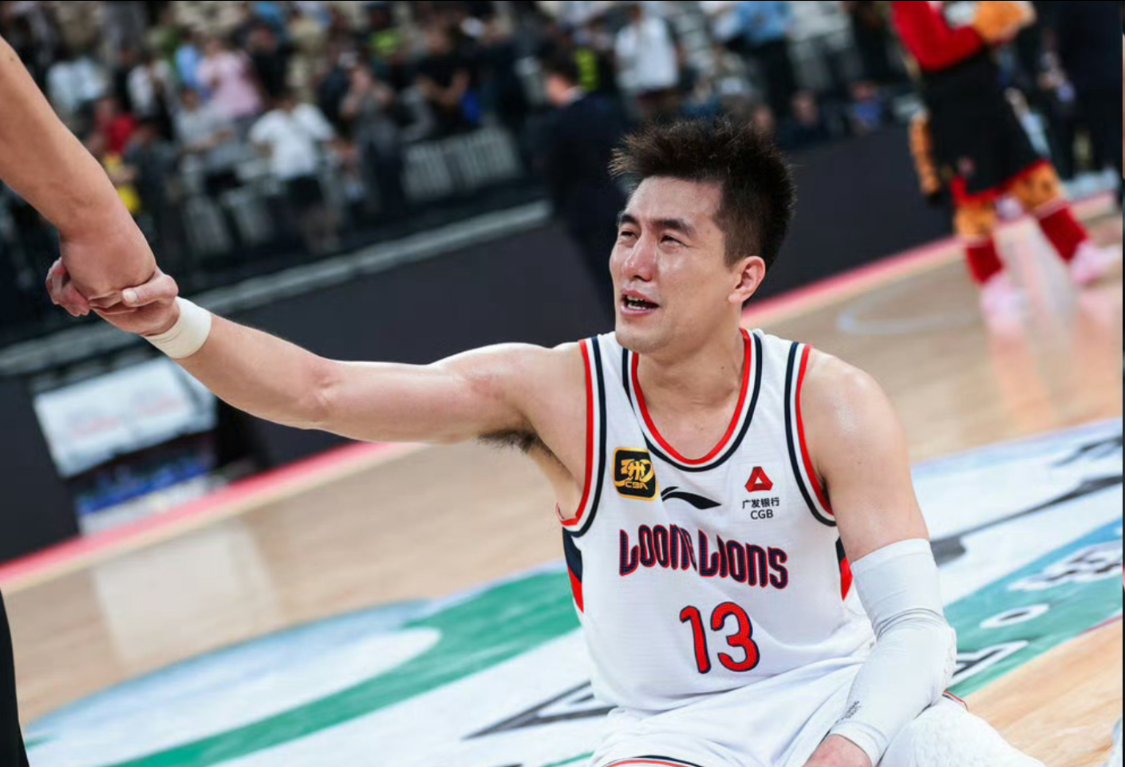 开云体育下载-缺席广州NBA季前赛！郭艾伦称专心康复却跑去踢球，球迷：退役吧