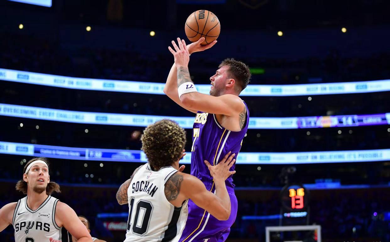 kaiyun-23胜12负却一打强队就崩？湖人再次惨败马刺，攻防短板已被摸透