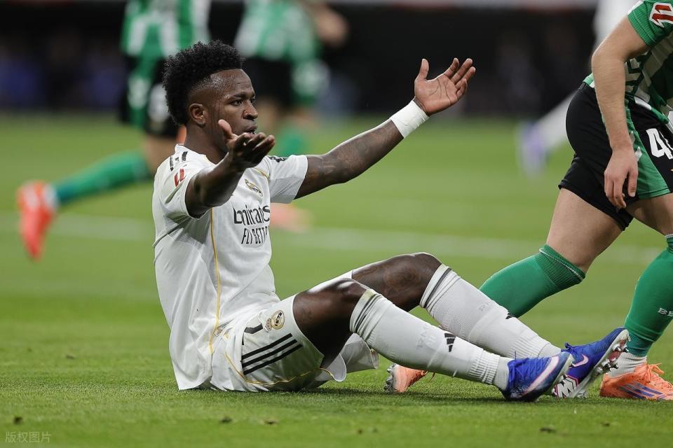 开云下载-近18场0球！1.5亿巨星再遭皇马球迷狂嘘 被换下黑脸+赛后径直离场