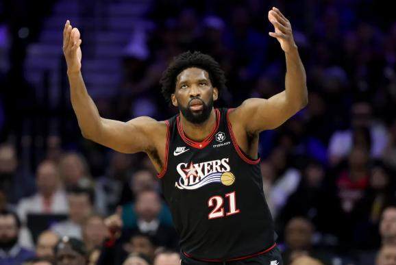 开云下载-伤病重塑恩比德比赛方式 大帝未来如何影响比赛？