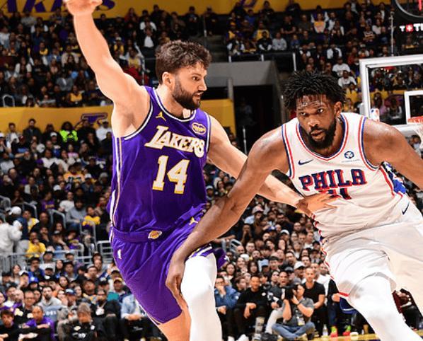 开云下载-东契奇受伤！湖人大逆转，詹姆斯8失误破NBA纪录，里夫斯35分救主