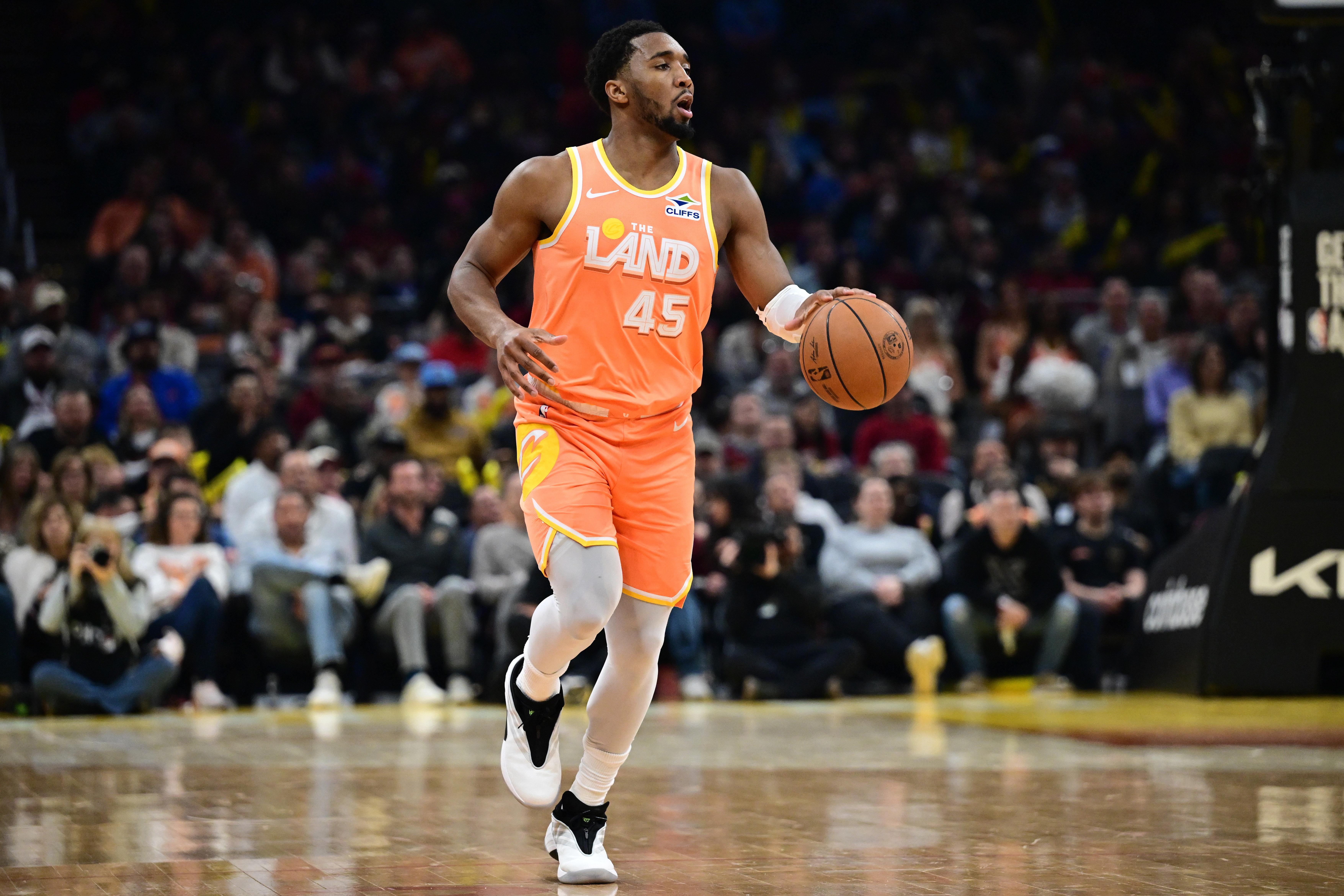 开云体育官网-状态火热！米切尔27中16砍下38分6板6助 下半场轰23分