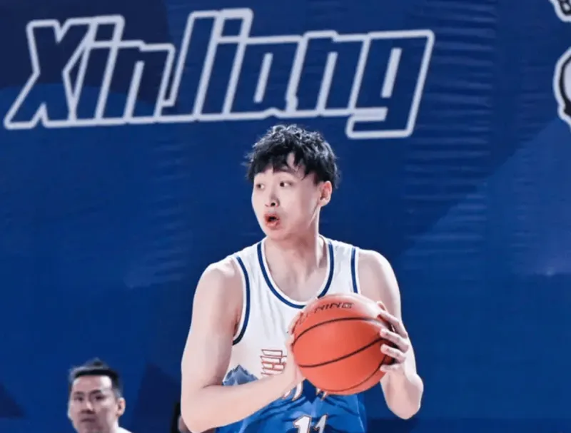 开云体育下载-齐麟出战42分钟，投篮16中10、三分5中3得到25分7篮板2助攻